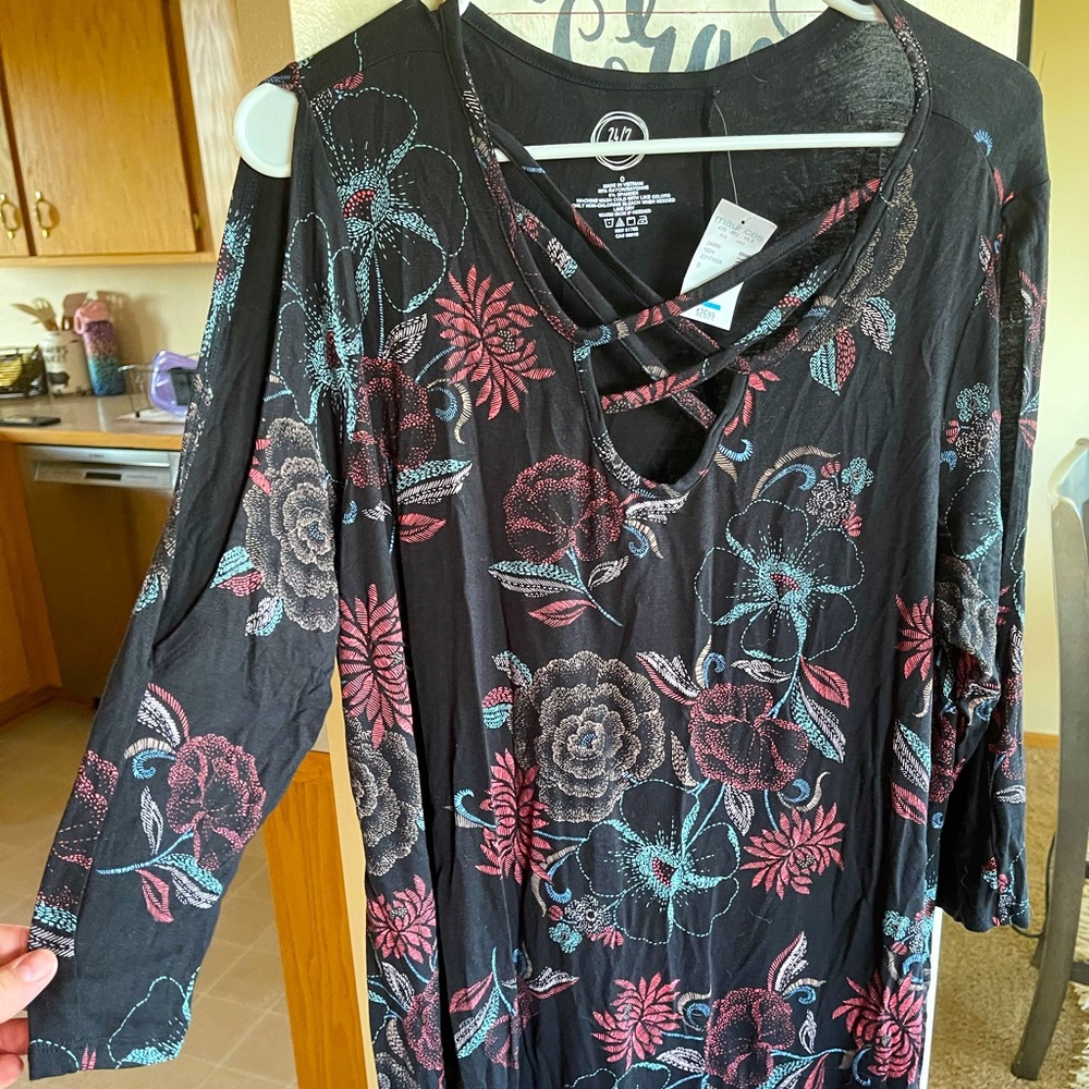 Cold shoulder Size 0 Floral Top Maurices